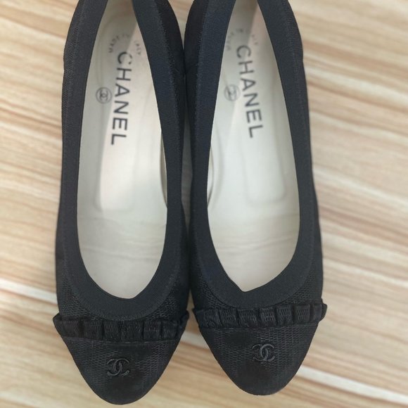 CHANEL Authentic black suede ballet flats with CC logo and ruffle trim sz 36 - Picture 1 of 8